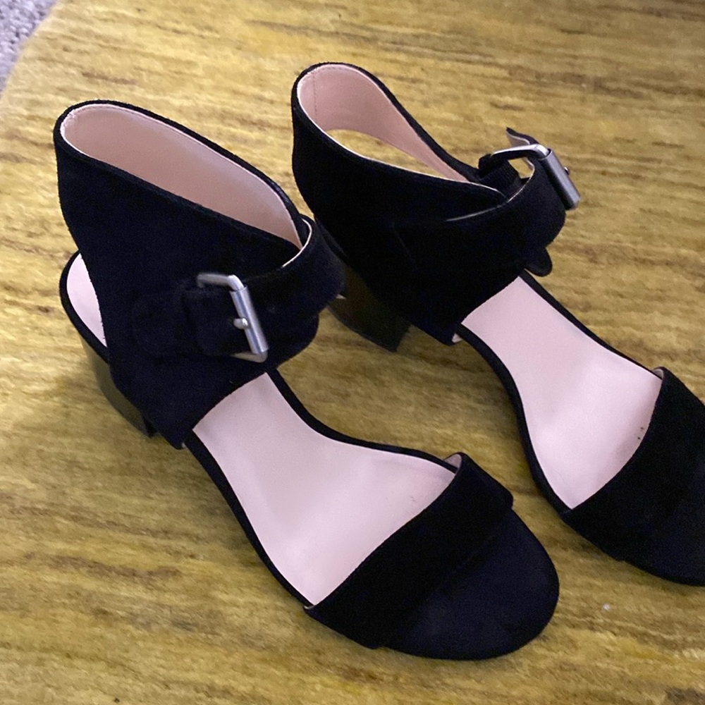 In excellent condition size 9 Nine West black very comfortable suede shoes